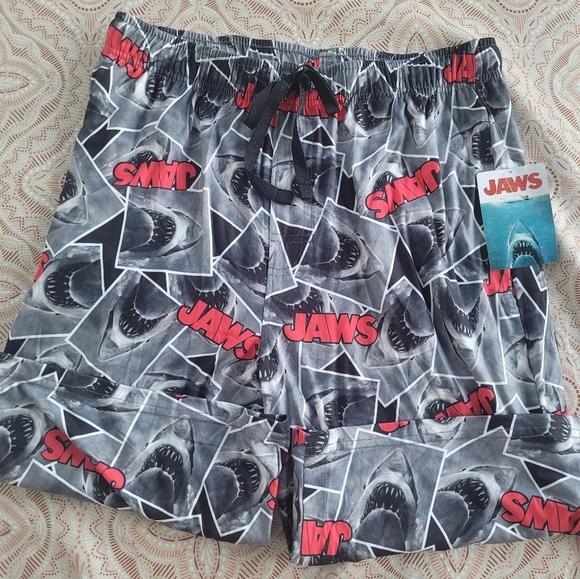 Jaws Universal Studios Graphic Men's Shorts Horror Fan Size M New Retro Pop - Picture 3 of 10
